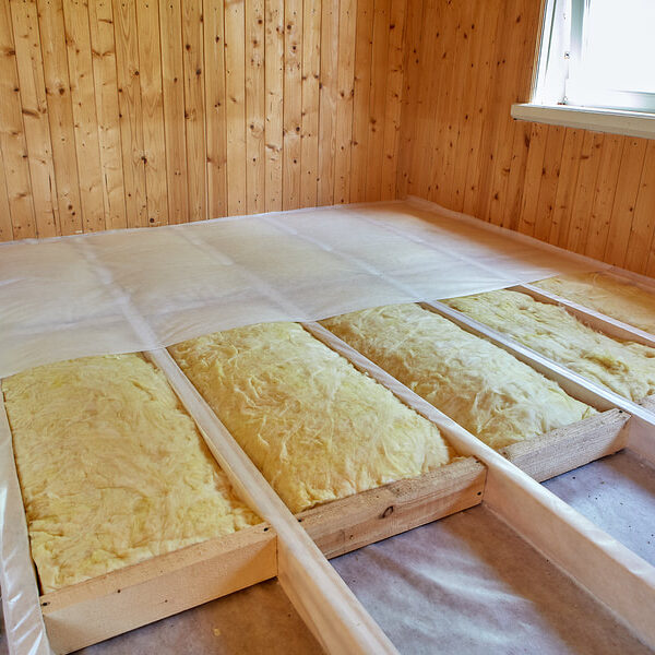 Flooring with carefully fitted unrolled material Insulated floor during construction